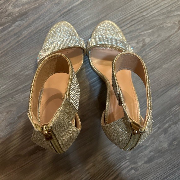 Ladies Gold Heels - Picture 5 of 5